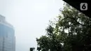 Hujan deras megguyur kawasan Patung Kuda, Jakarta, Kamis (21/10/2021). Puncak musim hujan diperkirakan akan terjadi pada bulan Desember-Januari. (Liputan6.com/Faizal Fanani)