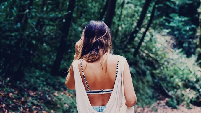 6 Cara Alami Mengatasi Jerawat Punggung Menurut Ahli Dermatologi