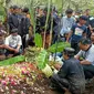 Pemakaman Farzah Dwi Kurniawan di Sudimoro, Kota Malang, pada Senin, 24 Oktober 2022. Almarhum adalah korban jiwa ke-135 tragedi Kanjuruhan (Liputan6.com/Zainul Arifin)