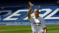 Ronaldo Luis Nazario de lima pernah meraih penghargaan Pemain Terbaik FIFA bersama Real Madrid pada 2002. (AFP/Christophe Simon)