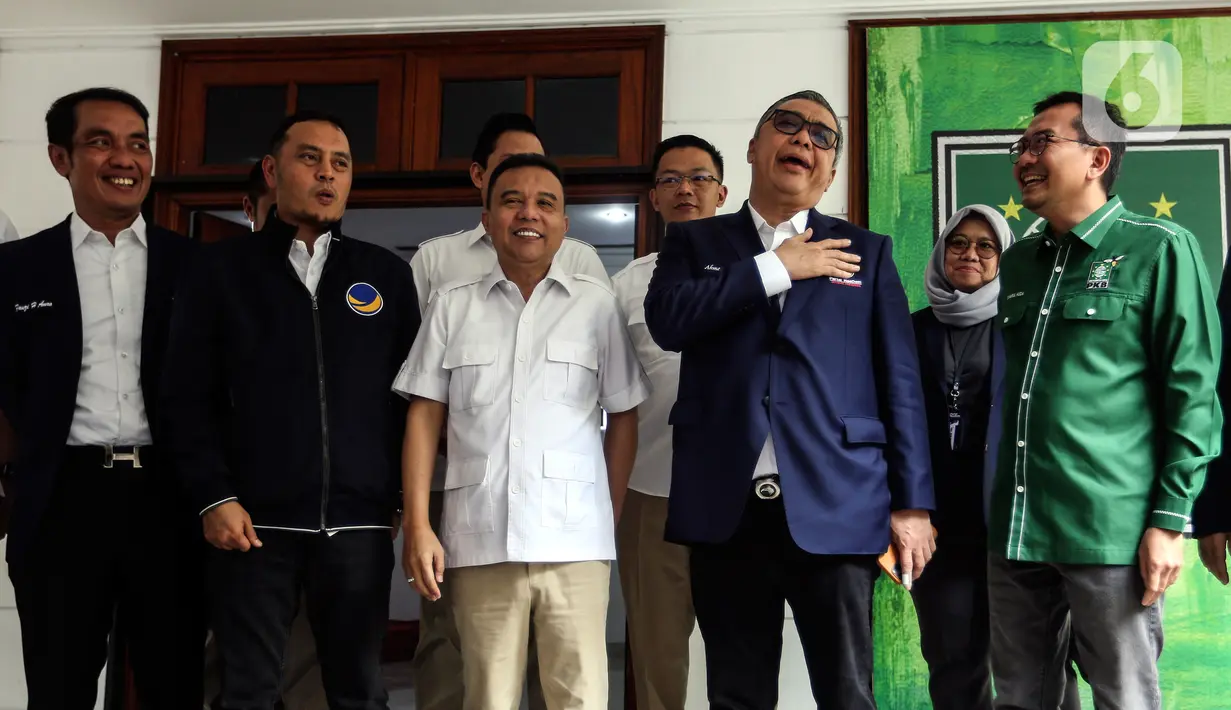 Ketua Harian DPP Partai Gerindra Sufmi Dasco Ahmad (tengah) bersama Wakil Ketua Umum Partai Nasdem Ahmad Ali (kedua kanan) usai melakukan pertemuan di Sekretariat Bersama Gerindra-PKB, Jakarta, Kamis (26/1/2023). Pertemuan petinggi Gerindra-PKB-Nasdem tersebut untuk bersilahturahmi antarpartai politik jelang Pemilu 2024 sekaligus membahas koalisi perubahan Indonesia Raya yang diharapkan memberi dampak positif agar persatuan dapat terjaga. (Liputan6.com/Johan Tallo)