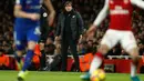 Antonio Conte melihat timnya bertanding melawan Arsenal pada lanjutan Liga Inggris di Emirates Stadium, London (3/1). Kemenangan Chelsea yang sudah di depan mata sirna usai bek Arsenal Bellerin mencetak gol di masa injury time. (AFP Photo/Adrian Dennis)