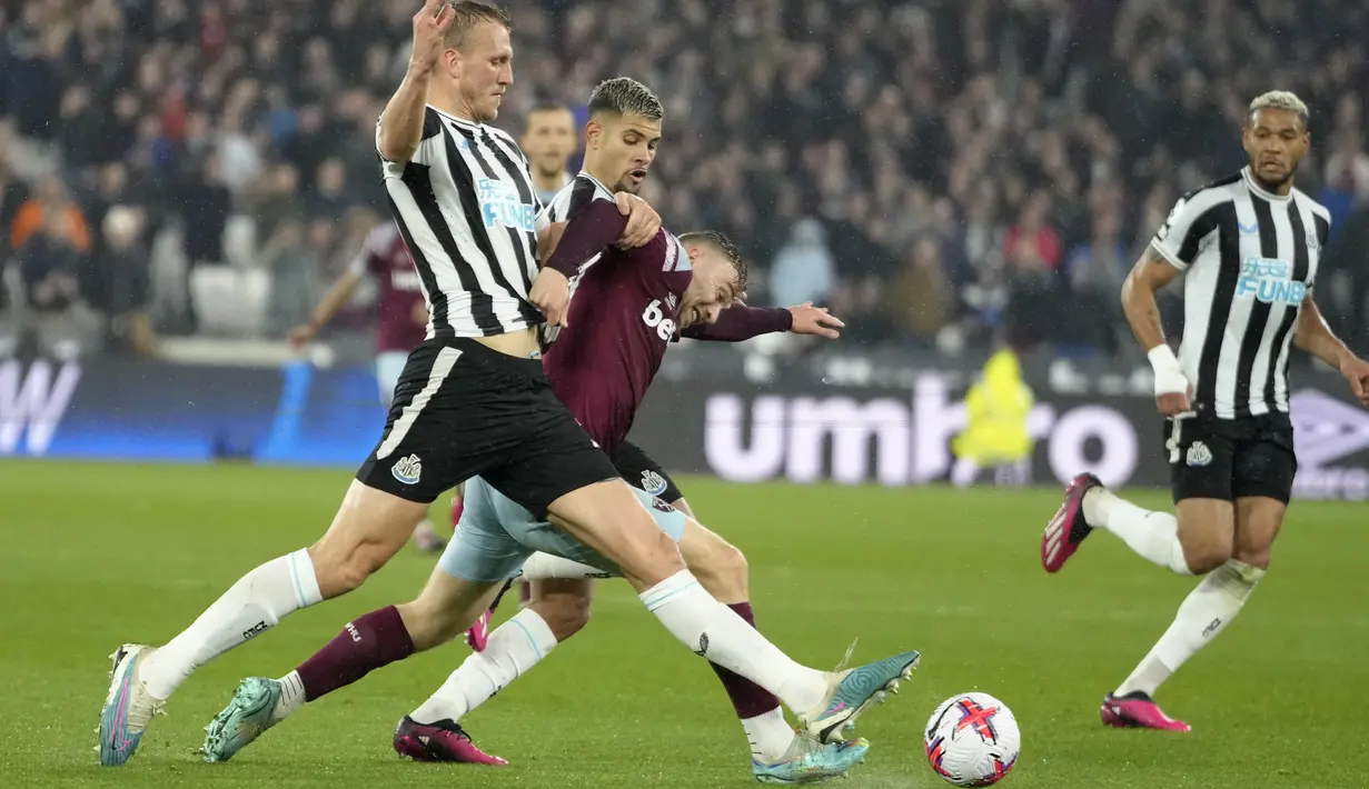 Pemain Newcastle United, Dan Burn, berebut bola dengan pemain West Ham United, Jarrod Bowen, pada laga Liga Inggris di London Stadium, Kamis (06/04/2023). Berstatus sebagai tamu, The Magpies menang telak 5-1. (AP Photo/Kirsty Wigglesworth)