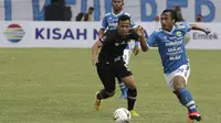 Gelandang Persib Bandung, Hariono, berebut bola dengan gelandang TIRA Persikabo, Guntur Triaji, pada laga Piala Presiden 2019 di Stadion Si Jalak Harupat, Bandung, Sabtu (2/3). Persib kalah 1-2 dari TIRA. (Bola.com/Yoppy Renato)