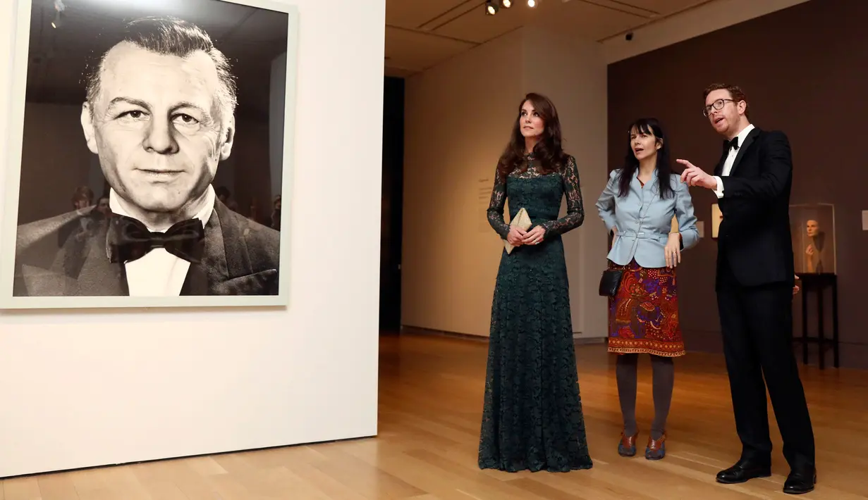 Direktur galeri Nicholas Cullinan menjelaskan tentang pameran Portrait Gala 2017 kepada Kate Middleton di National Portrait Gallery, London (28/3). (Neil Hall/Pool photo via AP)