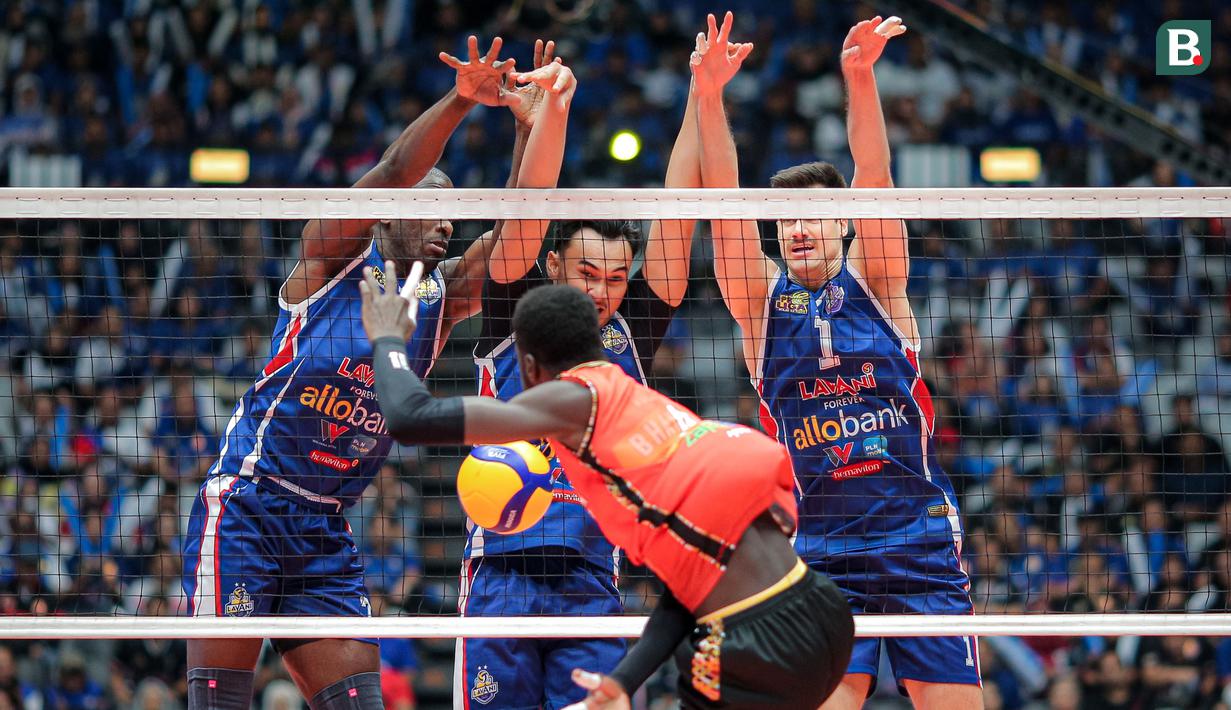 <p>Tiga pemain Jakarta LavAni Allobank Electric (dari kiri) Oreol Durruthy, Hendra Kurniawan dan Renan Buiatti berusaha memblok bola spike pemain Jakarta Bhayangkara Presisi, Noumory Keita pada laga grand final PLN Mobile Proliga 2024 di Indonesia Arena, Senayan, Jakarta, Minggu (21/7/2024). Jakarta LavAni Allobank Electric kalah 1-3 (30-28, 22-25, 22-25 dan 23-25). (Bola.com/Bagaskara Lazuardi)</p>