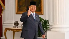 Presiden Prabowo Subianto menyapa para jurnalis sebelum menerima tamu kenegaraannya di Istana Kepresidenan Republik Indonesia, Jakarta pada Senin 21 Oktober 2024. (BAY ISMOYO/AFP)
