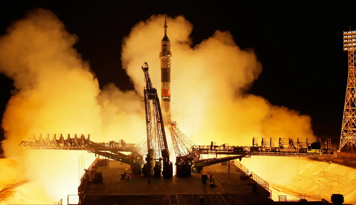 Roket Soyuz-FG dengan pesawat luar angkasa Soyuz MS-08 meluncur ke Stasiun Luar Angkasa Internasional (ISS), Kazakhstan, Rabu (21/3). Roket membawa kosmonot Rusia Oleg Artemyev dan astronot AS Richard Arnold dan Andrew Feustel. (AP Photo/Dmitri Lovetsky)
