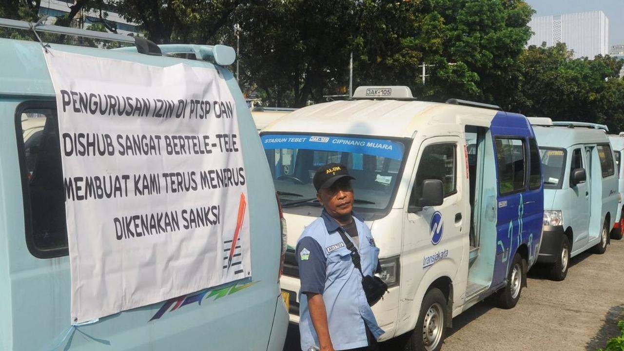 Selama beraksi unjuk rasa, para sopir membawa spanduk dan poster yang berisi tuntutan mereka, serta berorasi di depan Balai Kota untuk menarik perhatian pemerintah dan masyarakat. Foto: merdeka.com / Arie Basuki <br>