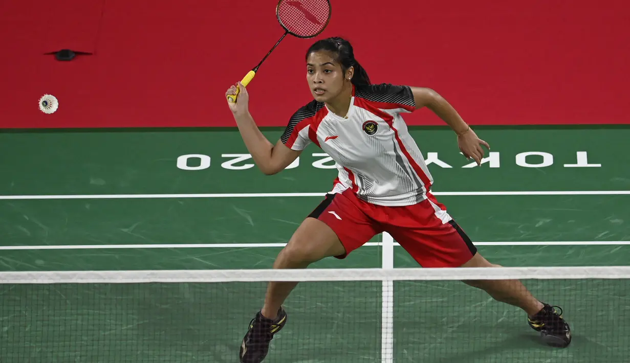 Tunggal putri Indonesia Gregoria Mariska Tunjung melakukan pukulan ke Lianne Tan dari Belgia dalam pertandingan penyisihan Grup M cabang bulu tangkis Olimpiade Tokyo 2020 di Musashino Forest Sports Plaza, Tokyo, Rabu (28/7/2021). Mariska menang 21-11 dan 21-17. (AFP/Alexander Nemenov)