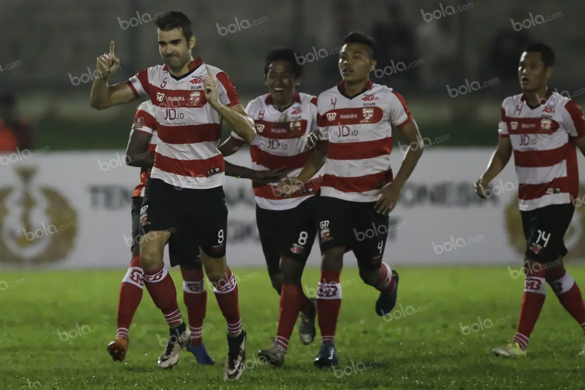 PS TNI vs Madura United_TSC 2016