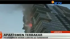 Dalam rekaman video amatir yang direkam warga terlihat api membakar lantai 22 Tower East Apartement Verde 