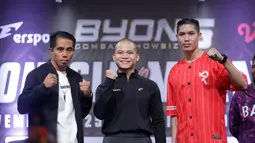 President Byon Combat, Yoshua Marcellos, bersama petarung Indonesia, Serieal Effendy, dan petarung Malaysia, Ammarul memberikan keterangan saat jumpa pers Byon Combat Showbiz Vol. 6 di SCTV Tower, Senayan, Jakarta, Kamis, (23/10/2025). (Bola.com/Bagaskara Lazuardi)