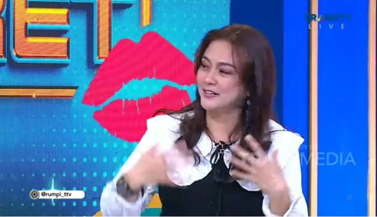 Hal tersebut diungkapkan artis kelahiran 23 Mei 1973 ini saat menjadi bintang tamu di acara Rumpi yang dipandu Feni Rose. Moudy sampai dibenci penonton di dunia nyata karena perannya dalam sinetron Bidadari yang dibintangi Marshanda. [Youtube/TRANS TV Official]