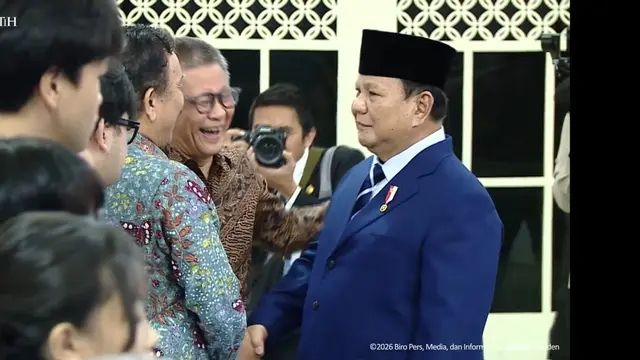 Rocky Gerung tertawa terbahak saat bersalaman dengan Presiden Prabowo Subianto