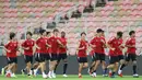 Para pemain Jepang melakukan pemanasan selama sesi latihan di Stadion King Abdullah Sport City di Jeddah (6/10/2021). Jepang akan bertanding melawan Arab Saudi pada grup B Kualifikasi Dunia Qatar 2022. (AFP Photo)
