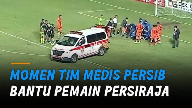 Tim medis Persib Bandung turut masuk ke lapangan menolong Ramadhan yang tak sadarkan diri.
