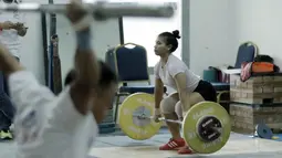 Atlet angkat besi, Sri Wahyuni, saat latihan di Wisma Kwini, Jakarta, Senin, (12/6/2018). Para lifter perempuan Indonesia terus melakukan persiapan jelang Asiang Games 2018. (Bola.com/M Iqbal Ichsan)