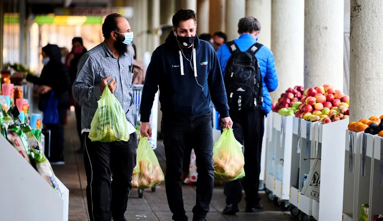 Warga berbelanja di supermarket di Canberra, Australia, Kamis (12/8/2021). Selain Canberra, Sydney dan Melbourne sudah lebih dulu melakukan lockdown terhadap 10 juta orang. (Rohan Thomson/AFP)