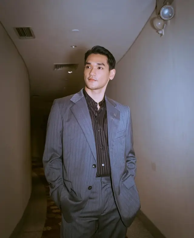Suit Bergaris dengan Kemeja Motif, Gaya Klasik Sekaligus Kasual