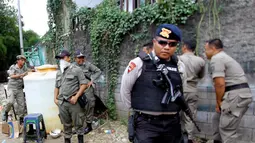  Sekitar 300 pasukan gabungan dari TNI, Brimob, Polri, dan Satpol PP melakukan pembongkaran 60 bangunan liar guna menanggulangi banjir, Jakarta, Rabu (7/5/2014) (Liputan6.com/Johan Tallo).