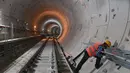 Pekerja menyelesaikan proyek pembangunan MRT Jakarta Fase 2A di Stasiun MRT Monas, Jakarta, Rabu (22/07/2026). (KLY/ Budy Santoso)