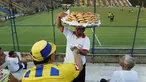 Pedagang kue tradisional khas Paraguay bernama Chipa menjajakan dagangan dengan bebas di stadion kandang Deportivo Capiata. (AP Photo/Jorge Saenz) 