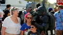 Peserta berpakaian seperti Batman menyapa penggemar selama hari pembukaan tahunan Comic-Con International di San Diego, California, Amerika Serikat, (21/7). (REUTERS/Mike Blake)