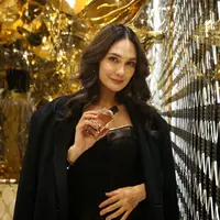 Intip penampilan menawal Luna Maya di pembukaan YSL Winter Fantasy 2024. Ia hadir dengan busana berwarna hitam yang anggun. / Foto: Adrian - Fimela.com.