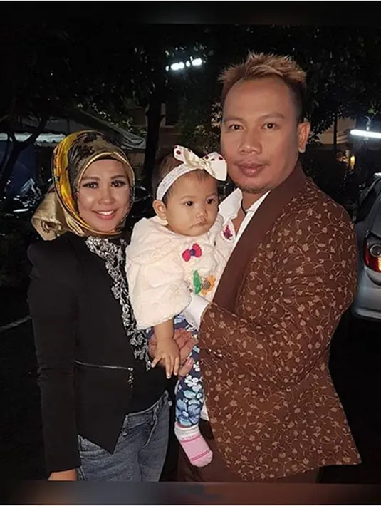 Masih dalam unggahan tersebut, foto yang lain terlihat Vicky sedang menggendong anak kecil dan disebelahnya berdiri seorang perempuan. (Instagram/lambe_turah)