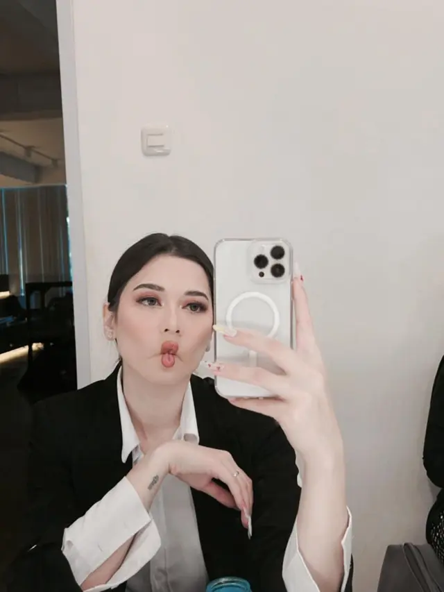 6 Potret Terbaru Iris Wullur Mantan Artis yang Disebut 'Ibu-Ibu Cantik' di TikTok