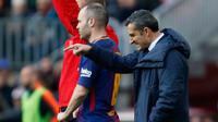 Pelatih Barcelona Ernesto Valverde memberi instruksi kepada pemainnya saat melawan Athletic Bilbao dalam pertandingan La Liga Spanyol di stadion Camp Nou di Barcelona (18/3). (AFP Photo/Pau Barrena)