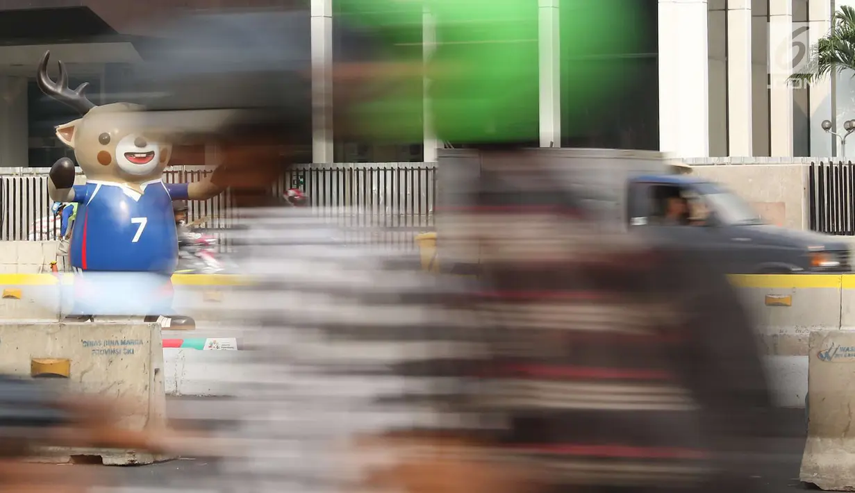 Patung maskot Asian Games 2018 menghiasi Jalan Sudirman, Jakarta, Rabu (8/8). Pemasangan maskot tersebut untuk menyemarakan penyelenggaraan Asian Games 2018 yang akan dibuka pada 18 Agustus 2018 mendatang. (Liputan6.com/Immanuel Antonius)