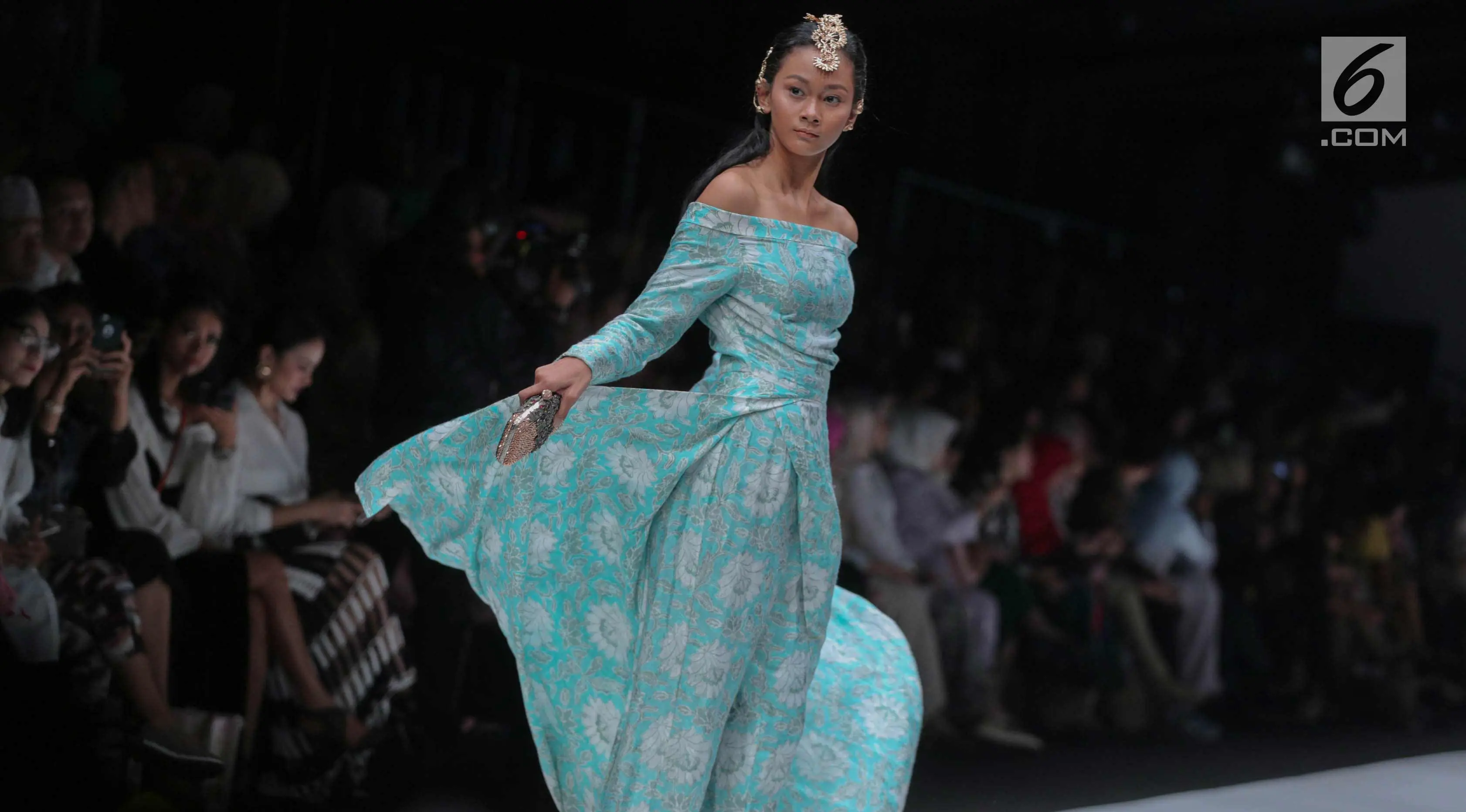 Model berpose membawakan busana rancangan Barli Asmara di ajang Jakarta Fashion Week 2017 di Senayan City, Jakarta, Senin (23/10). Desainer Barli Asmara mengusung tema Jambi Kain Negeriku. (Liputan6.com/Faizal Fanani)