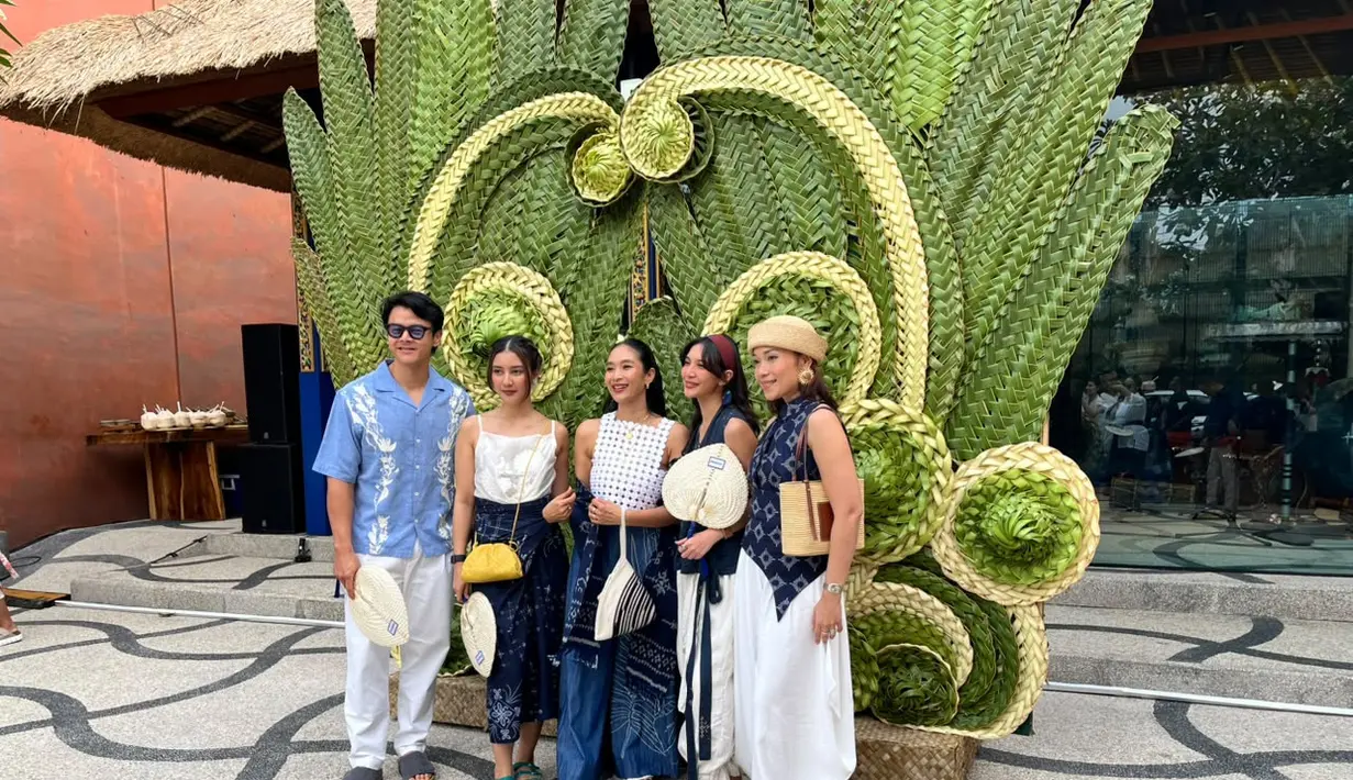 Sheila Dara, Dion Wiyoko, Happy Salma, Ayla Dimitri, dan Fita Anggriani hadir dengan tampilan kasual dan chic serba putih biru saat menghadiri acara pembukaan Birkenstock Umah Ubud. / Foto dok: Fimela.com.