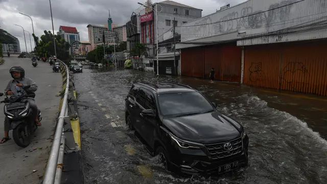 Sejumlah Ruas Jalan di Jakarta Barat Tergenang Air