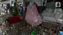 Warga beristirahat di Kampung Akuarium di wilayah Penjaringan, Jakarta Utara, Jumat (21/8/2020). Pembangunan kampung susun Akuarium nantinya dibangun di tanah seluar 10.300 meter persegi dengan total 241 unit hunian. (merdeka.com/Imam Buhori)