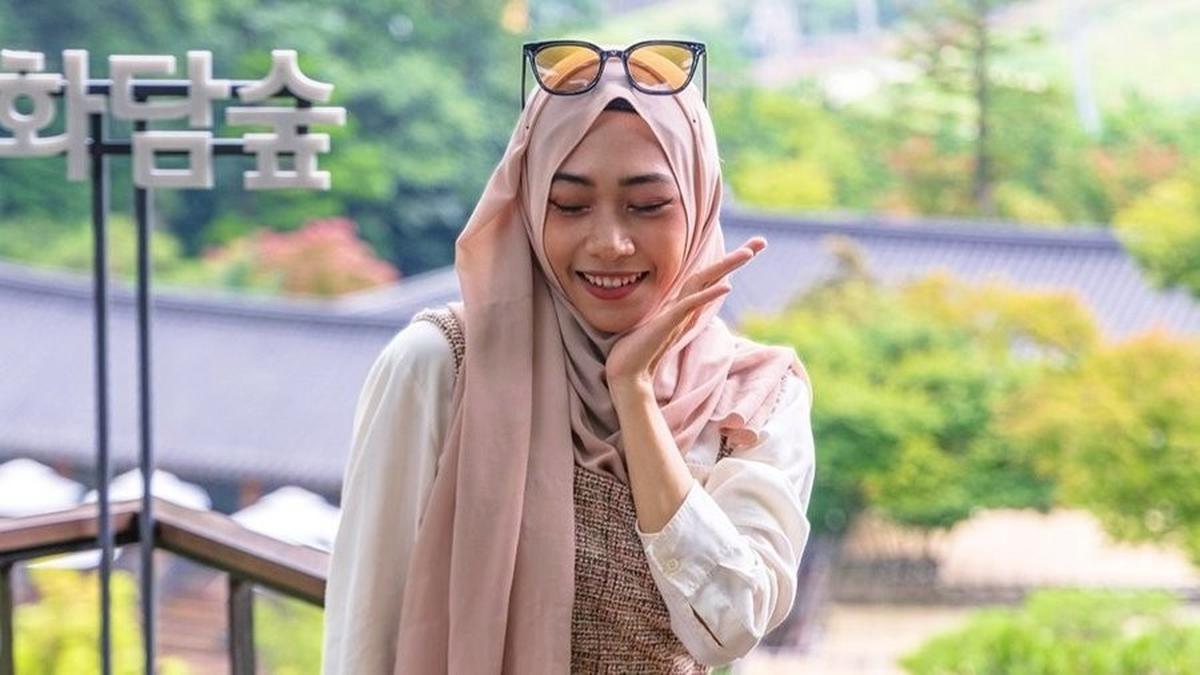 Dengan menggali sisi cerdas dari influencer populer ini, Titha menjadikan edukasi sebagai fokus utama dalam setiap kontennya.<br><br>