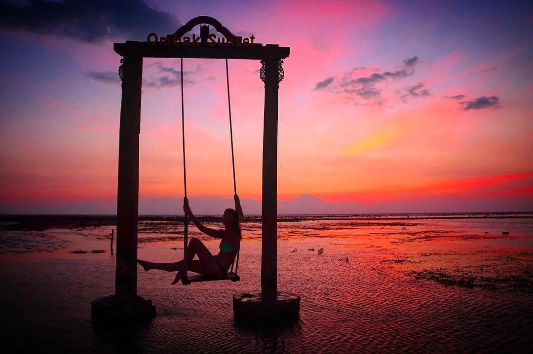 Pantai Ombak Sunset, Lombok, Nusa Tenggara Barat. (Sumber Foto: lookinglass_photographynz/Instagram)