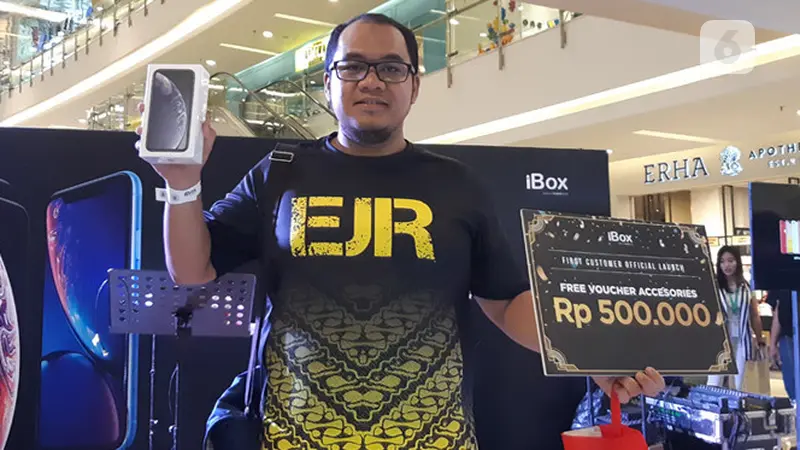 Pembeli iPhone XR pertama di Indonesia