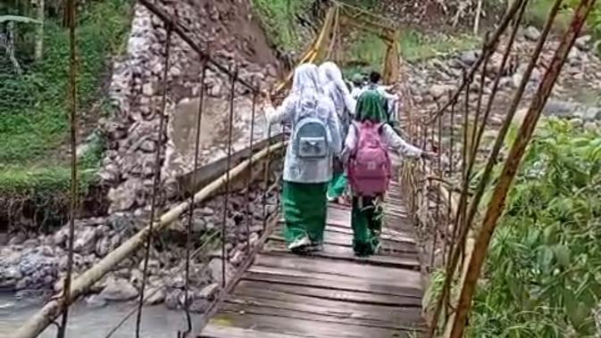 Perjuangan Maut Siswa Cisolok Sukabumi: Lintasi Jembatan Rusak Demi Pendidikan