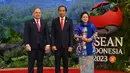 Presiden Indonesia Joko Widodo atau Jokowi (tengah) dan Ibu Negara Iriana (kanan) menyambut kedatangan Perdana Menteri Kepulauan Cook Mark Brown (kiri) pada acara KTT ke-43 ASEAN di Jakarta, Indonesia, Selasa (5/9/2023). (Adek Berry/Pool Photo via AP)