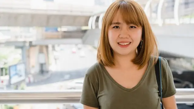 Model Rambut Long Layer dengan See-Through Bangs (credit: tirachardz/freepik)