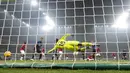 Pemain Inter Milan Ivan Perisic (kanan) mencetak gol ke gawang AC Milan pada pertandingan sepak bola Liga Italia di Stadion San Siro, Milan, Italia, 5 Februari 2022. AC Milan menang 2-1. (AP Photo/Antonio Calanni)