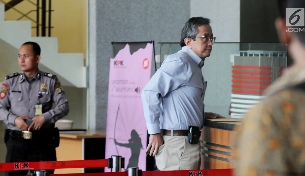 Eks Kepala Badan Penyehatan Perbankan Nasional (BPPN) Glen Muhammad Surta Yusuf usai menjalani pemeriksaan di Gedung KPK, Jakarta, Rabu (10/7/2019). Glen diperiksa untuk tersangka Sjamsul Nursalim terkait dugaan korupsi penerbitan surat keterangan lunas (SKL) BLBI. (merdeka.com/Dwi Narwoko)