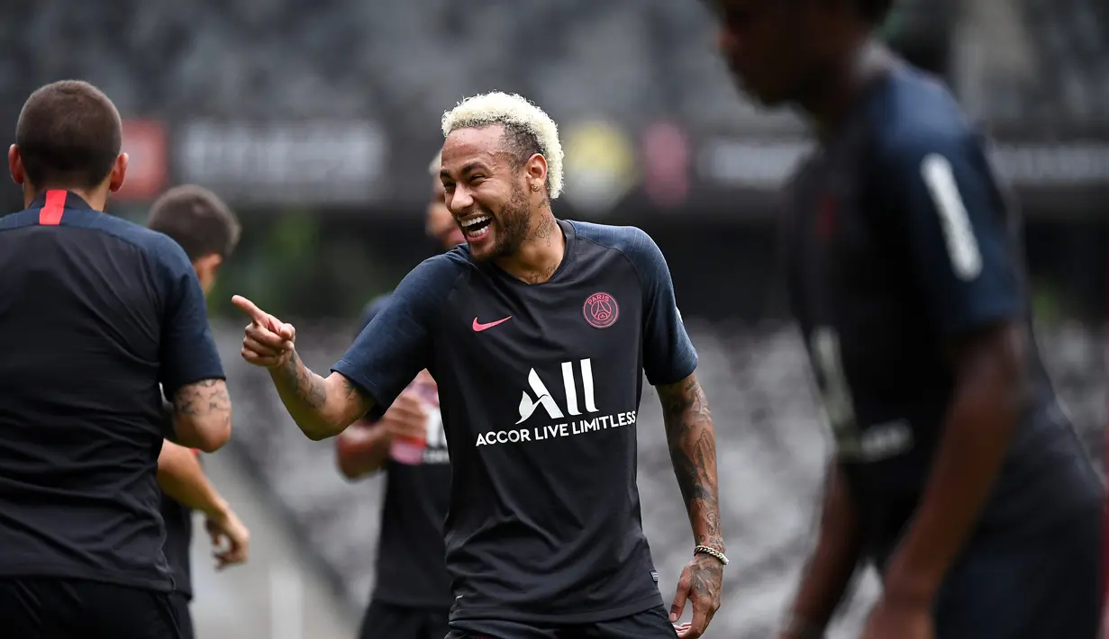 Pemain Paris Saint-Germain Neymar bercanda dengan rekan setimnya saat sesi latihan jelang menghadapi Rennes dalam Trophee des Champions di Stadion Universiade Shenzhen, China, Jumat (2/8/2019). PSG akan menghadapi Rennes pada Sabtu, 3 Agustus 2019. (FRANCK FIFE/AFP)