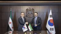Dalam foto yang disediakan oleh Kementerian Luar Negeri Korea Selatan ini, Menteri Luar Negeri Korea Selatan Cho Tae-yul (kiri), berjabat tangan dengan Menteri Luar Negeri Suriah Asaad al-Shaibani setelah menandatangani pernyataan bersama tentang pembentukan hubungan diplomatik antara kedua negara di Damaskus, Suriah, Kamis (10/4/2025). (Dok. Kementerian Luar Negeri Korea Selatan via&nbsp;AP)