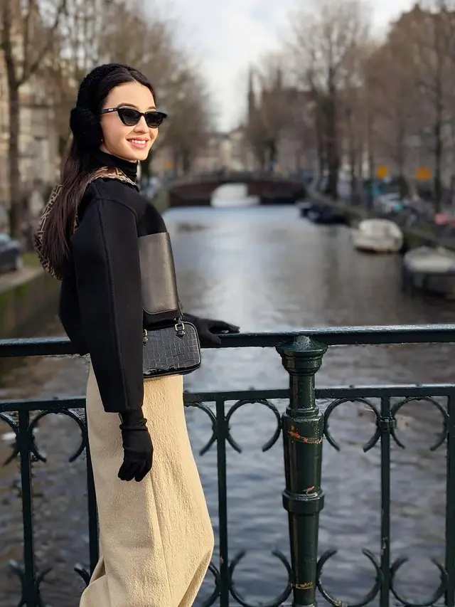 Anti Membosankan, Raline Shah Tampil Modis dengan Outfit Monokrom Saat Liburan di Amsterdam
