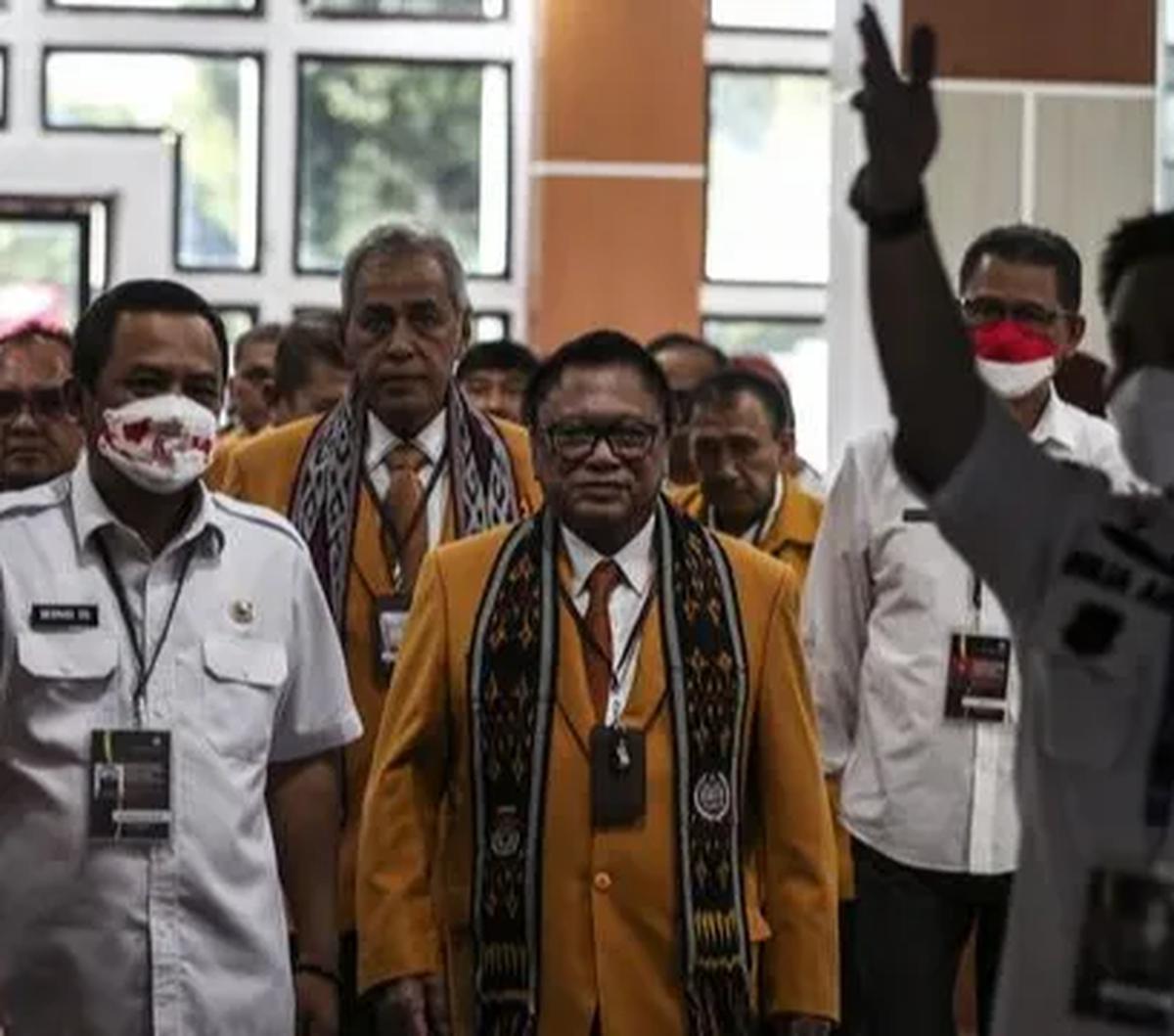 Ketua Umum PDI Perjuangan Megawati Soekarnoputri bertemu Bakal Capres PDI Perjuangan Ganjar Pranowo dan Ketua Umum Partai Hanura Oesman Sapta Odang (OSO) di kantor DPP PDIP, Jalan Diponegoro, Jakarta, Senin (28/8)