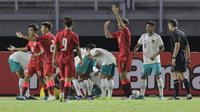 Kiper Timnas Indonesia U-20, Cahya Supriadi mengalami cedera dalam pertandingan matchday kedua Kualifikasi Grup F Piala Asia U-20 2023 di Stadion Gelora Bung Tomo, Surabaya, Jumat (16/9/2022). (Bola.com/Ikhwan Yanuar)